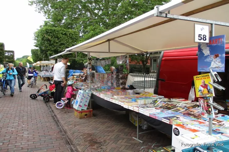 Gezellige drukte op de Brocante markt in Joure