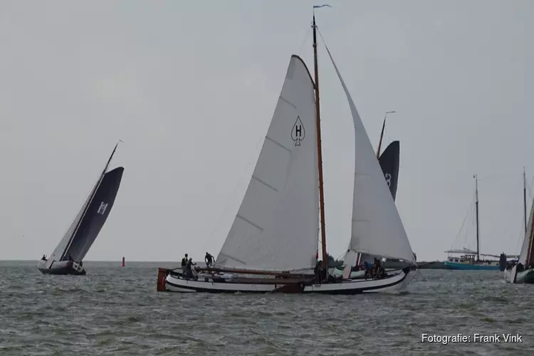 Finale wedstrijd IFKS Skûtsje zeilen bij de Lemmer druk bezocht