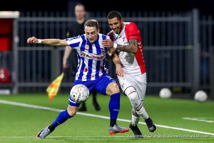 Heerenveen wint wél in beker, Emmen nipt geklopt na opmerkelijke handsbal