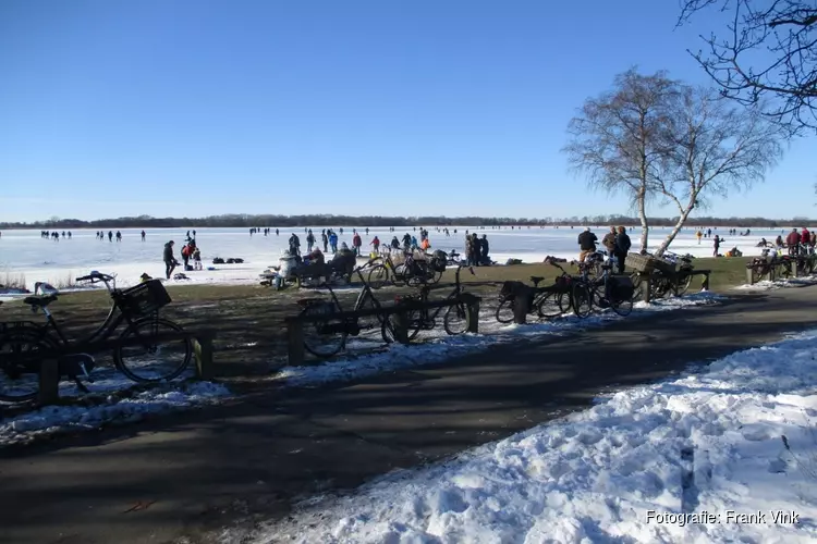 Schaatsen op het ijs van het Nannewijd bij Oudehaske in beeld
