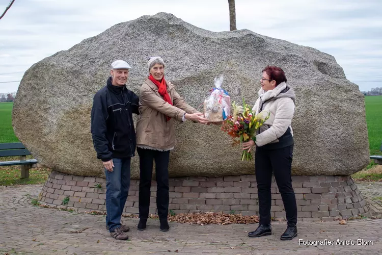 Froukje Akkerman wint prijs met selfie bij de grootste zwerfkei van Nederland