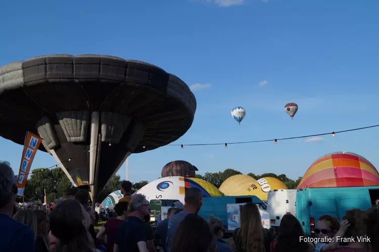 Veel publieke belangstelling bij Friese ballonfeesten in Joure