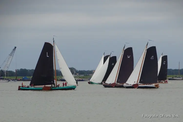 Skûtsje van Leeuwarden wint in Lemmer